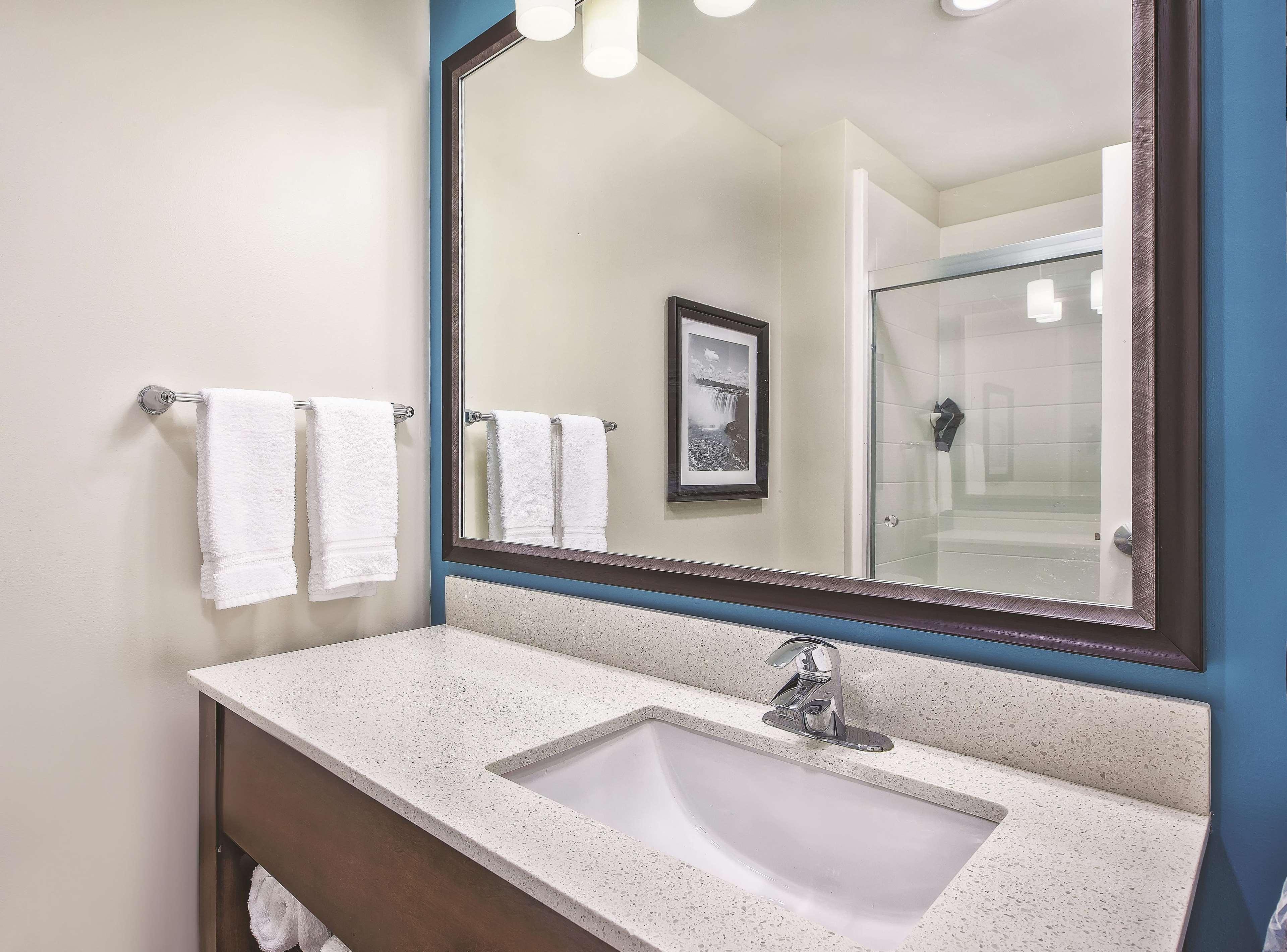 La Quinta By Wyndham Niagara Falls Exterior photo